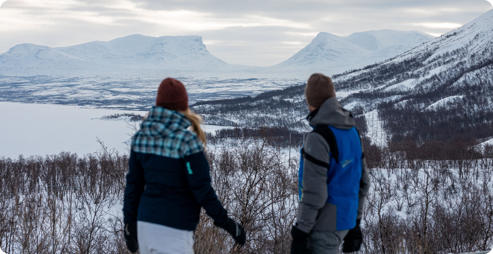 A couple watching the view of Lapporten