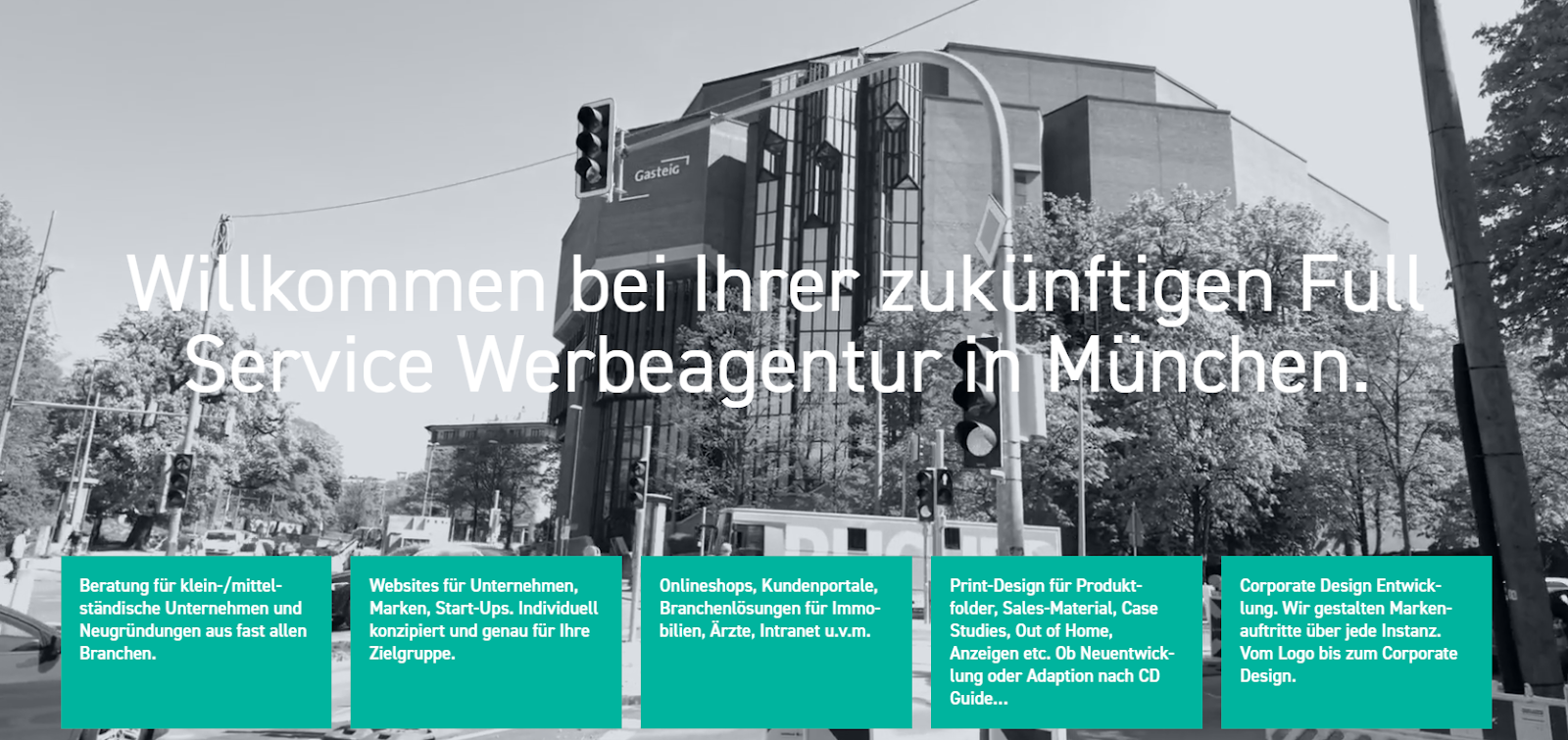 Hero-Banner der Münchner Agentur Immagine, das sie als „Full Service Werbeagentur“ positioniert und Leistungen von Webdesign bis Print-Design auflistet. Dies veranschaulicht den im Artikel beschriebenen ganzheitlichen Ansatz, der digitale Präsenz mit klassischem Branding und Printmarketing verbindet.