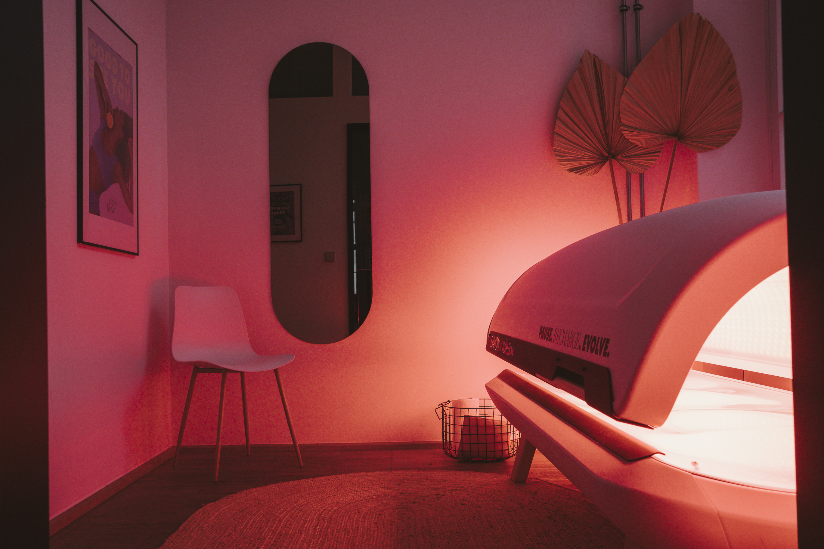 Frau auf einem EGYM Trainingsgerät in einem Hale.Now Studio