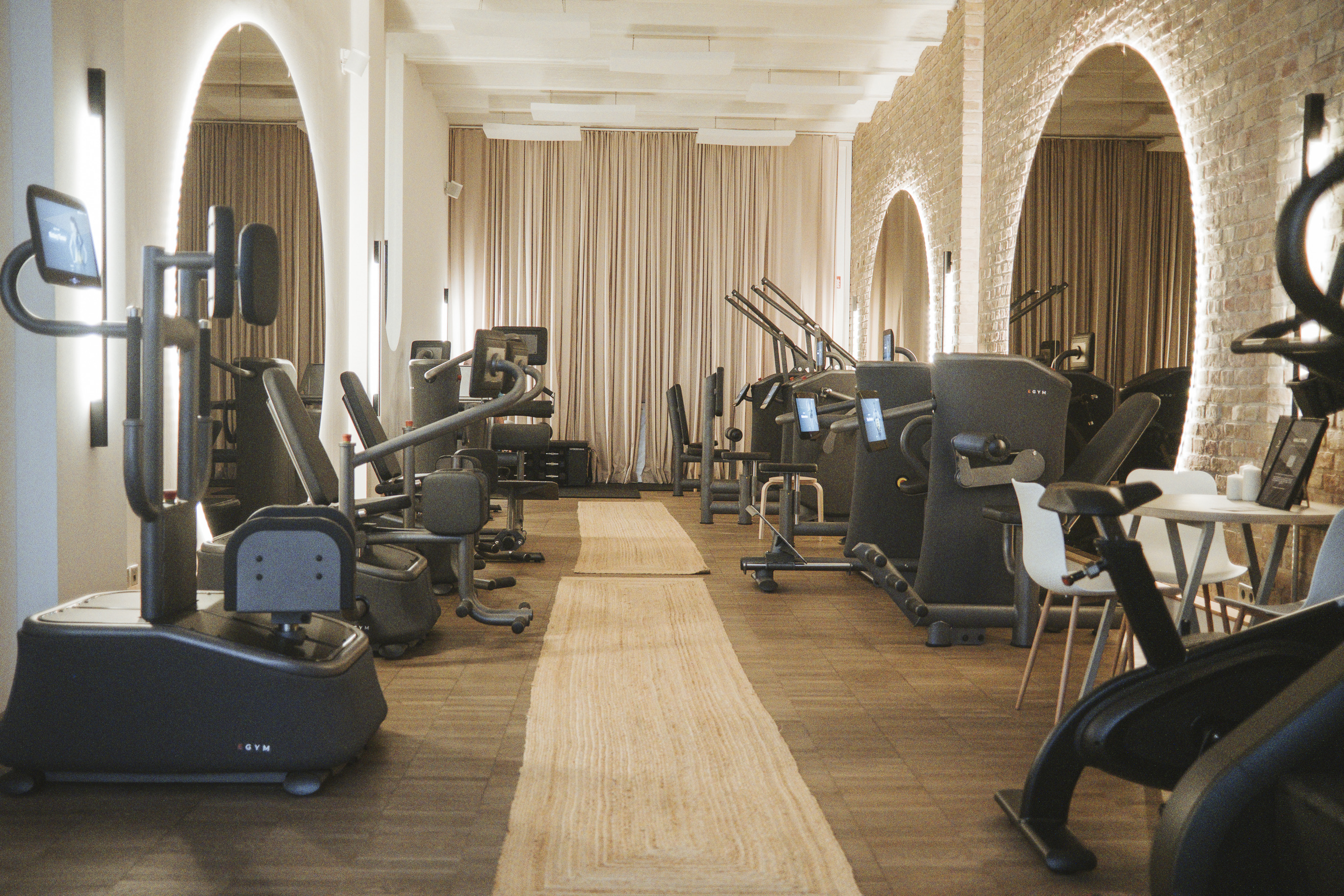 Frau auf einem EGYM Trainingsgerät in einem Hale.Now Studio