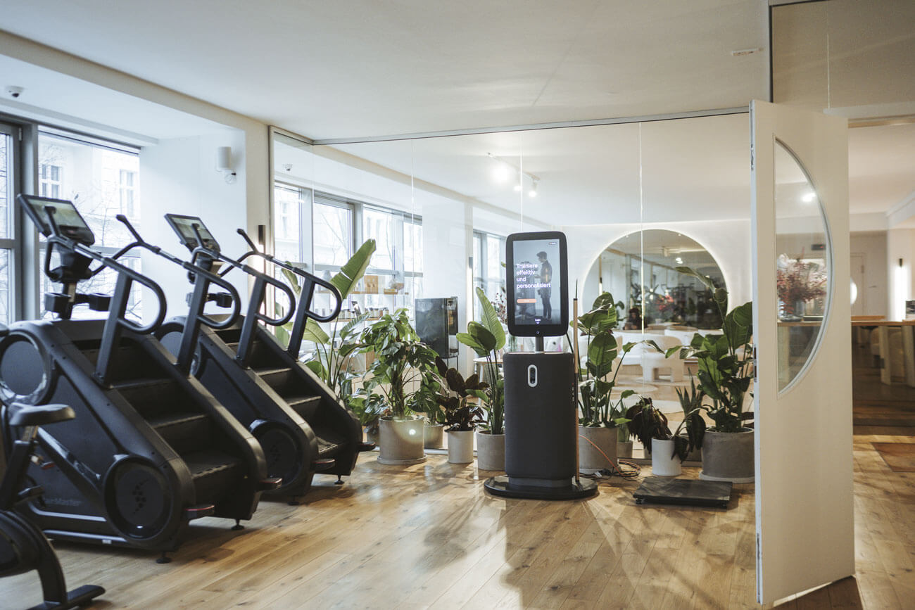 Frau auf einem EGYM Trainingsgerät bei Hale.Now