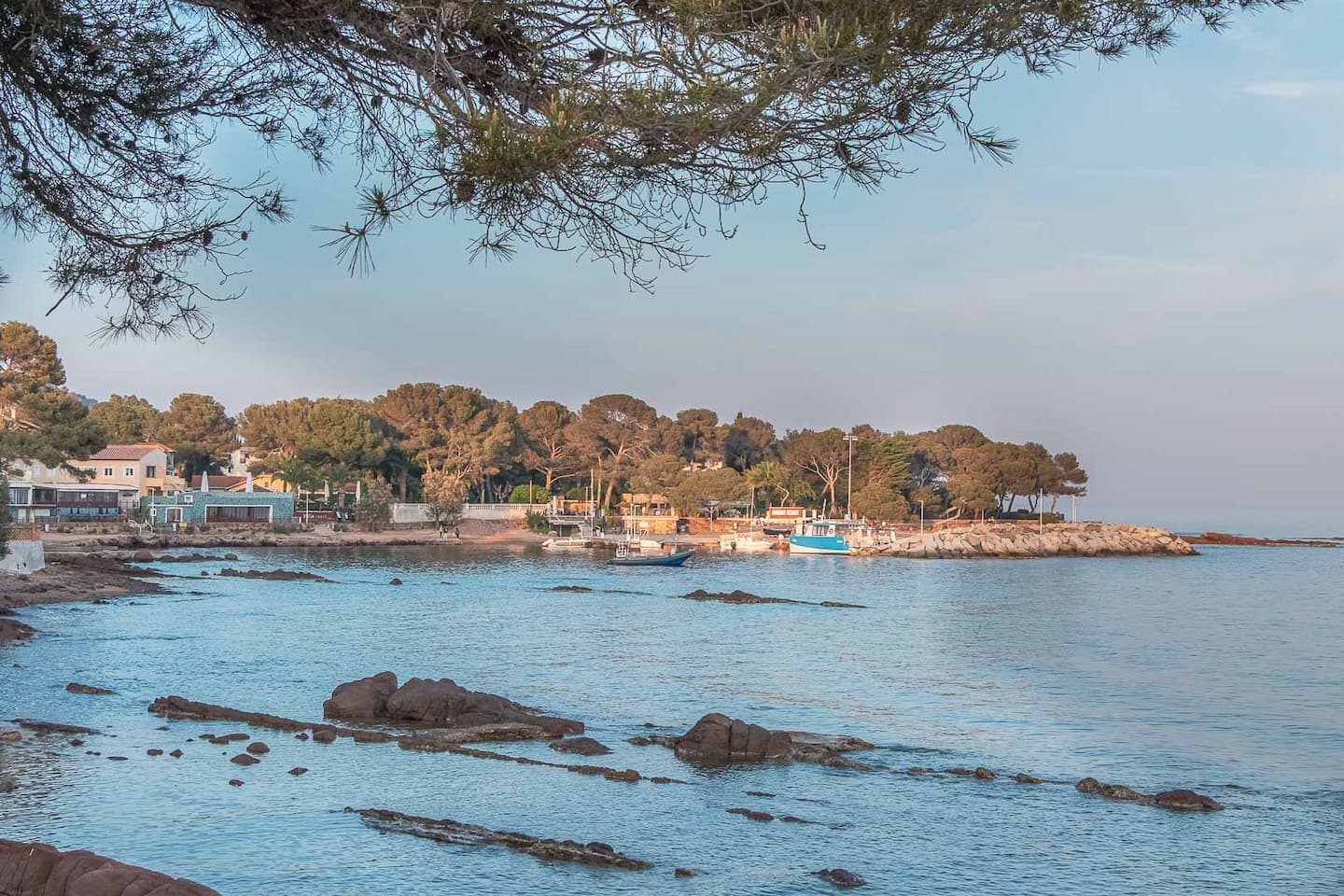 Panorama del litoral de Saint-Raphaël, que muestra la belleza de la Costa Azul, donde se encuentra el hotel de cinco estrellas La Villa Mauresque.