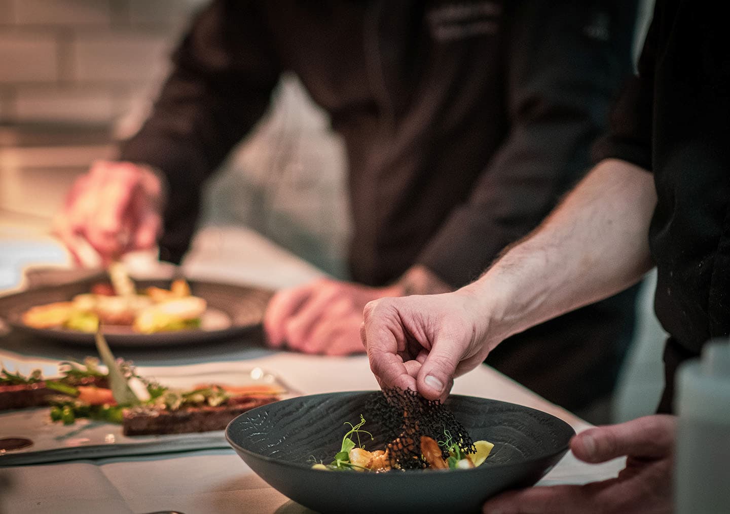 Préparation d'une assiette en cuisine