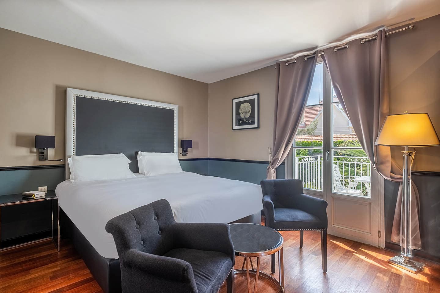 Chambre avec balcon dans les tons gris et beige