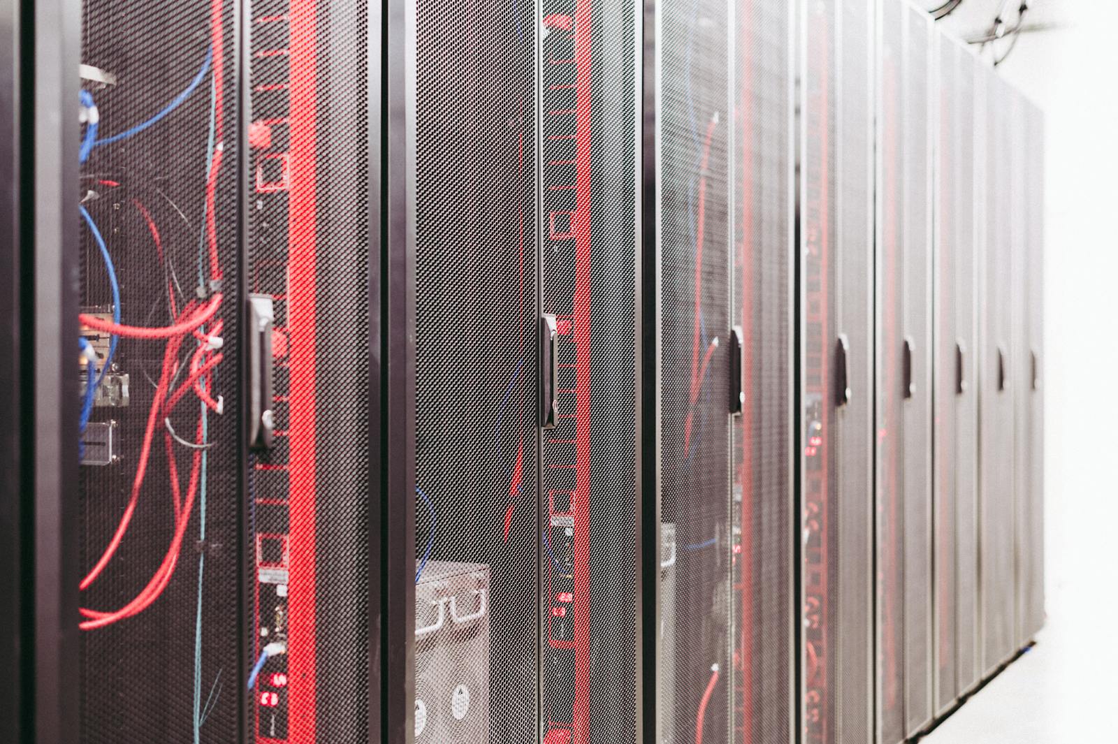 Salle de serveurs d'un datacenter moderne avec baies et câblage structuré