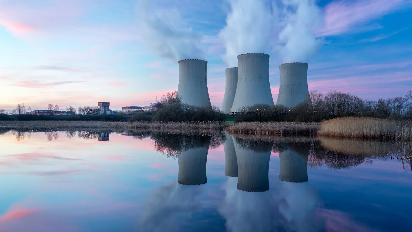 Centrale nucléaire française vue de loin sous un ciel dégagé