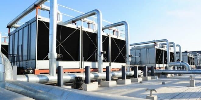 Dessinateur projeteur CVC freelance modélisant sous Revit MEP les réseaux d'eau glacée d'un datacenter français en chantier en 2026