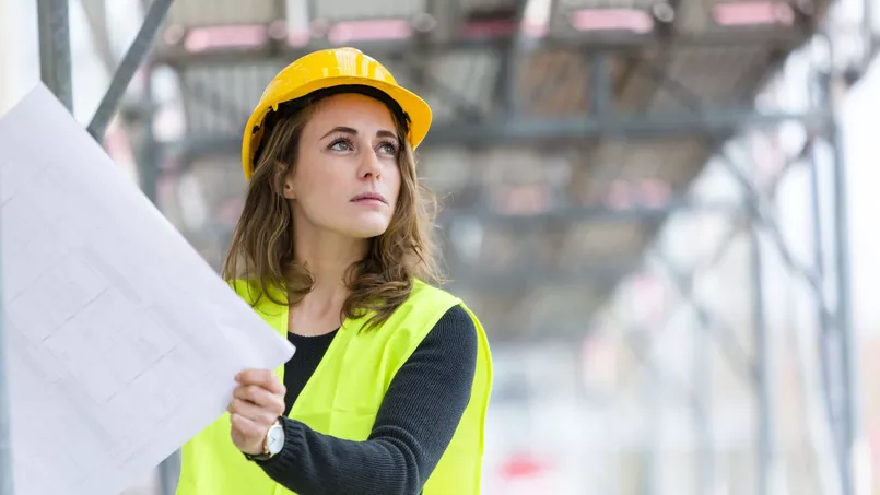 Bureau d'un freelance BTP Énergie avec dossier de création d'entreprise, contrat d'assurance décennale et calculatrice, statuts EURL SASU micro portage comparés
