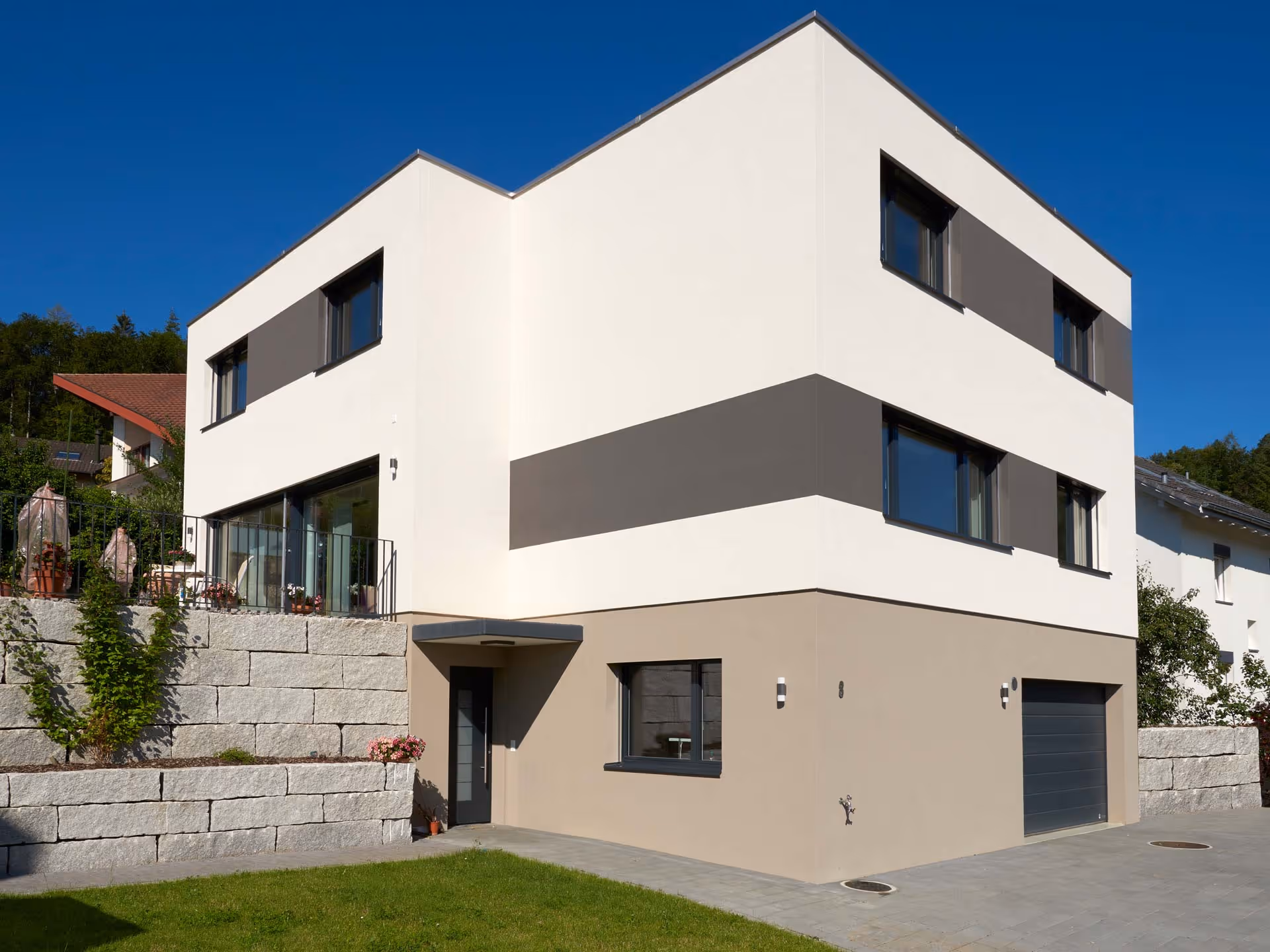 Talseitig tritt das Haus in dreigeschossiger Erscheinung