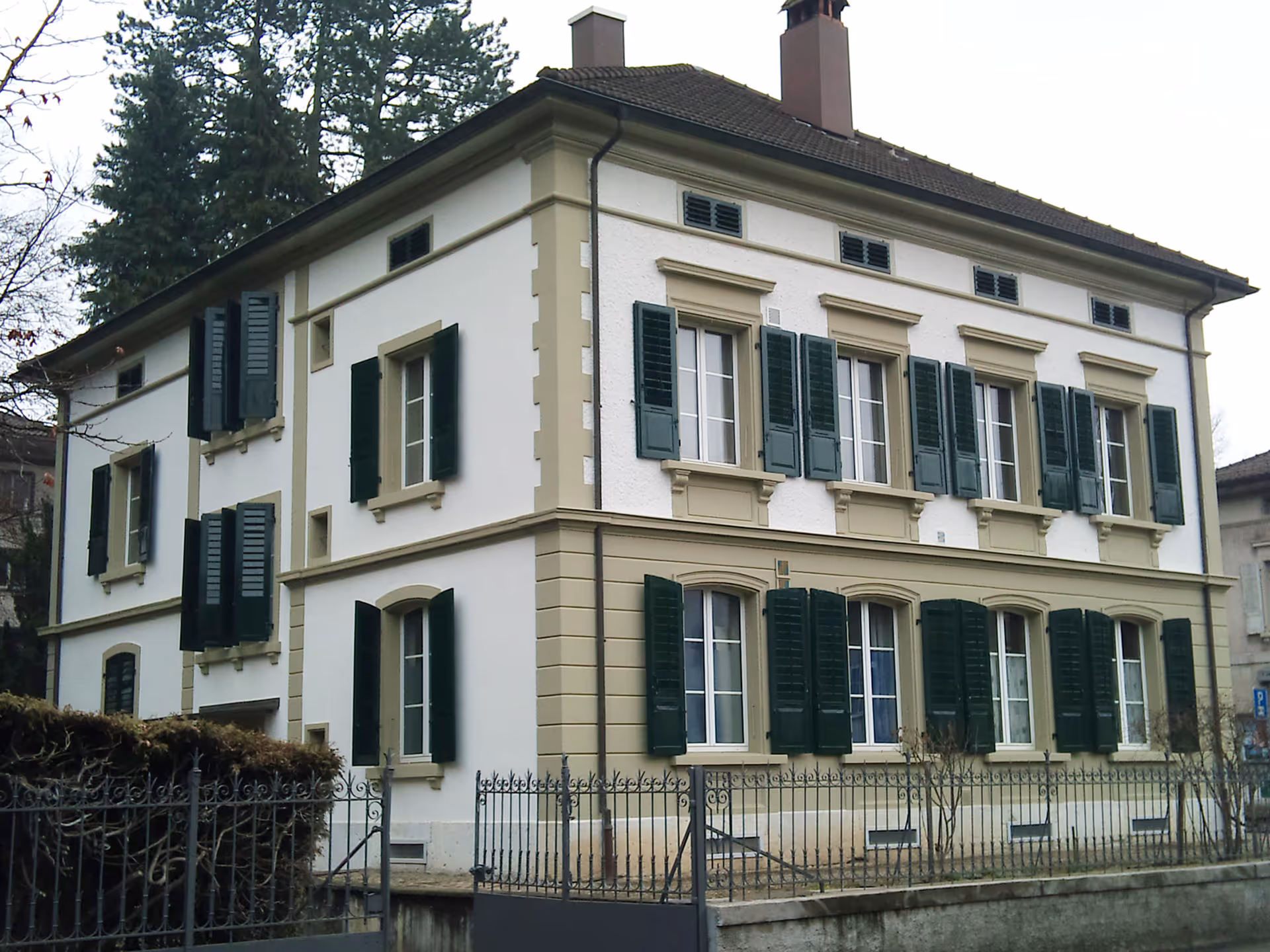 Sanierte Fassade inkl. Fensterläden