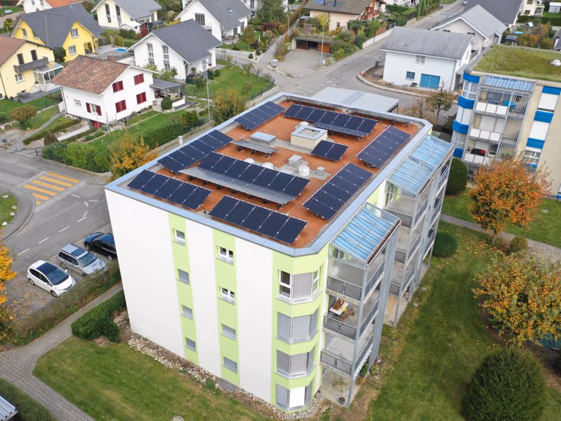 Flachdach mit moderner Photovoltaikanlage