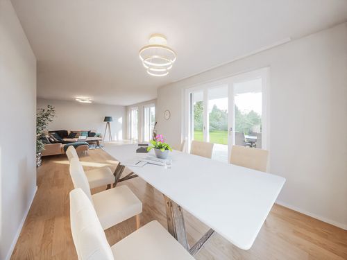 Essbereich mit Blick ins Wohnzimmer