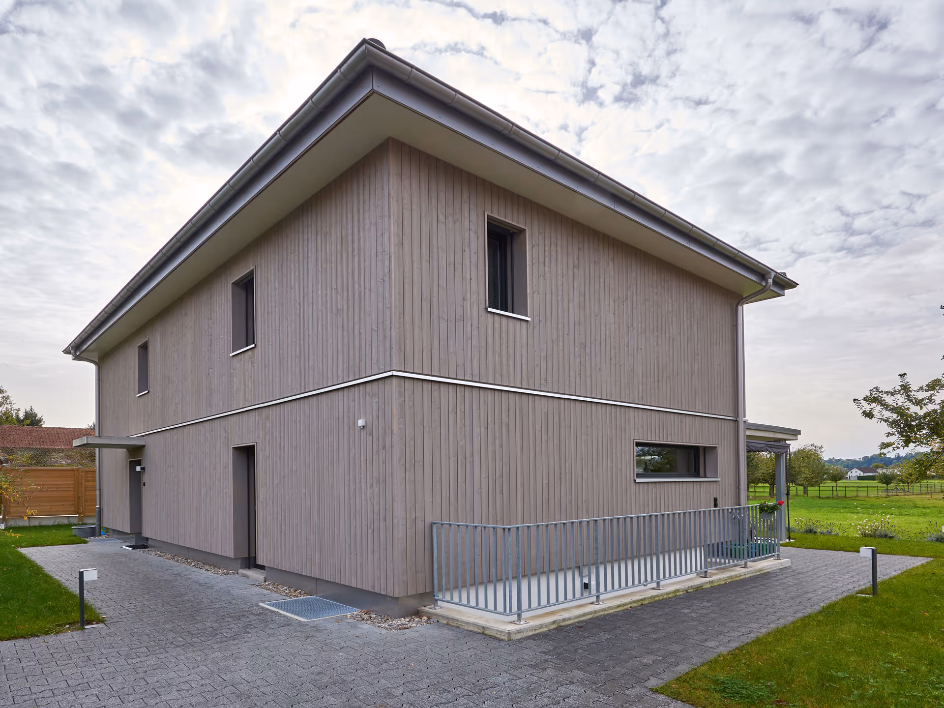 Haus mit vorgehängter Holzfassade