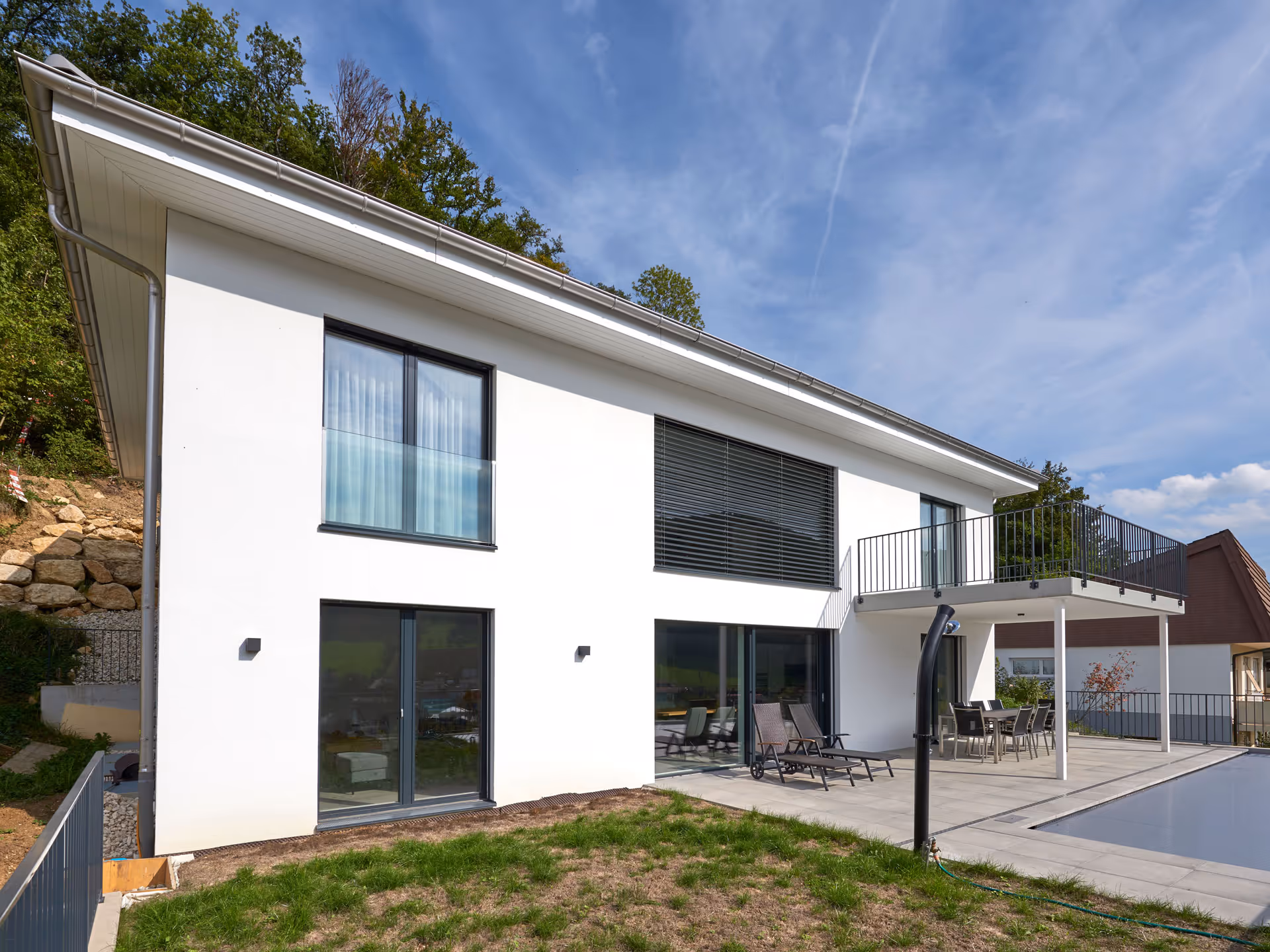 Betonierter Pool vor dem Haus