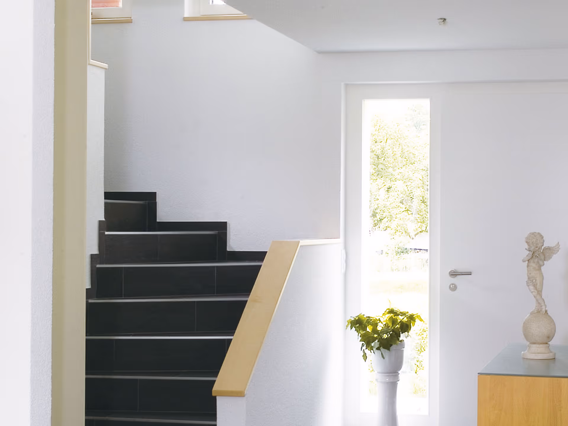 Offener Eingangsbereich mit Treppenhaus