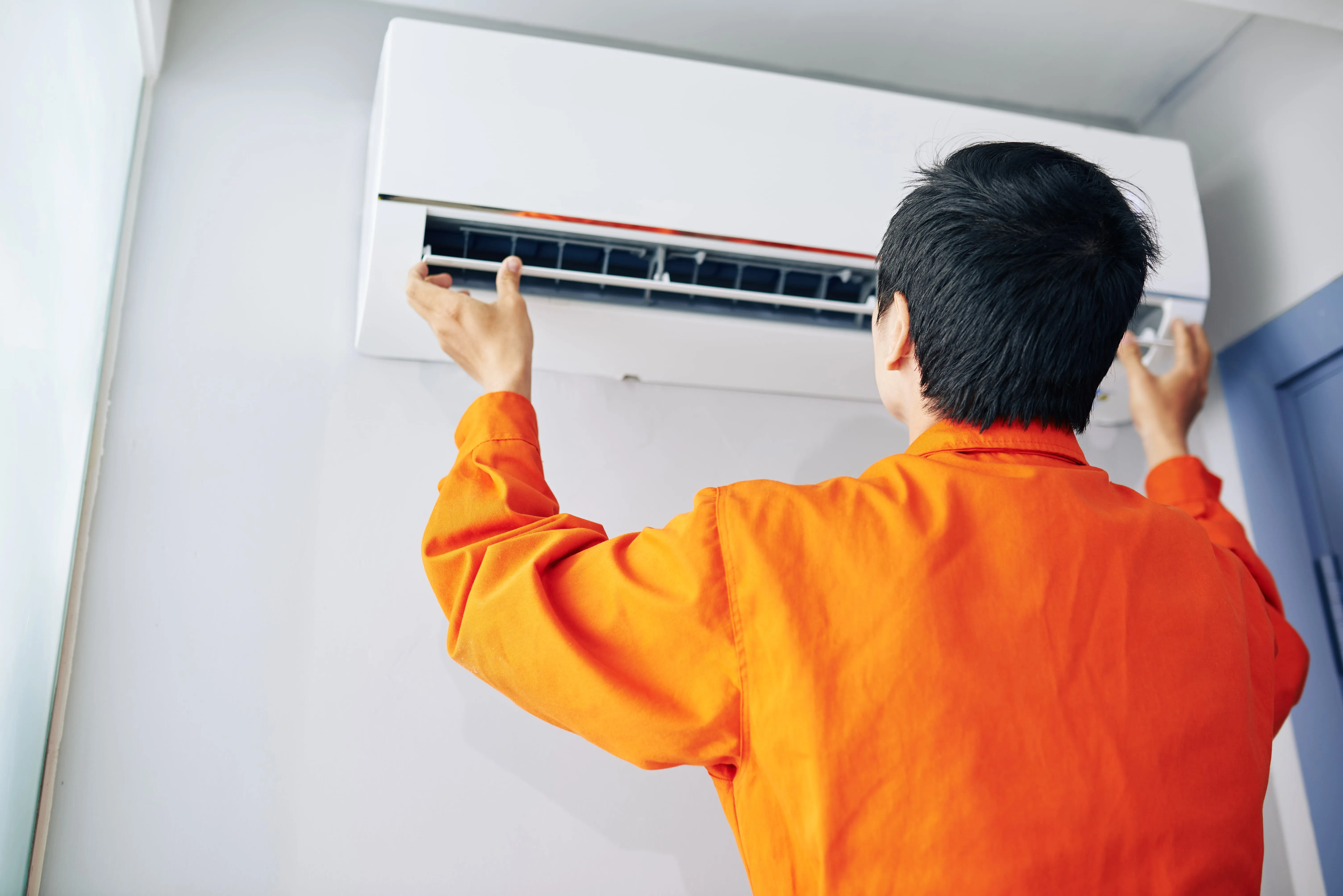 Instalación y mantenimiento deaire acondicionado.