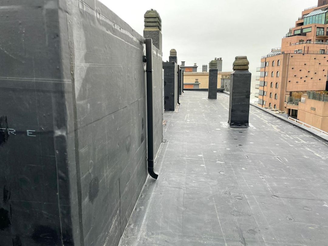 Renovatie van plat dak op appartementsgebouw in Knokke door Matthys Projecten