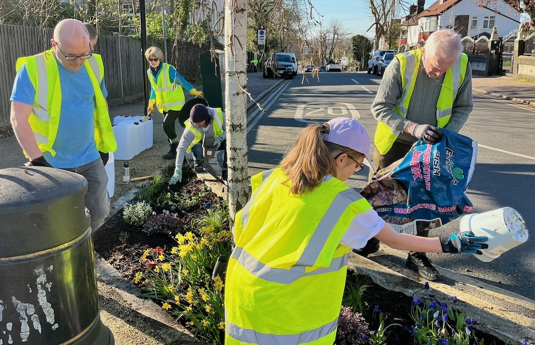 Highams Estate residents litter pick from Spring 2026