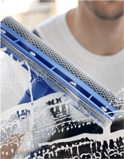 Nahaufnahme einer Fensterreinigung