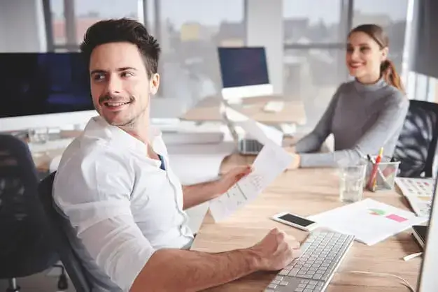 Free photo business couple working at desk