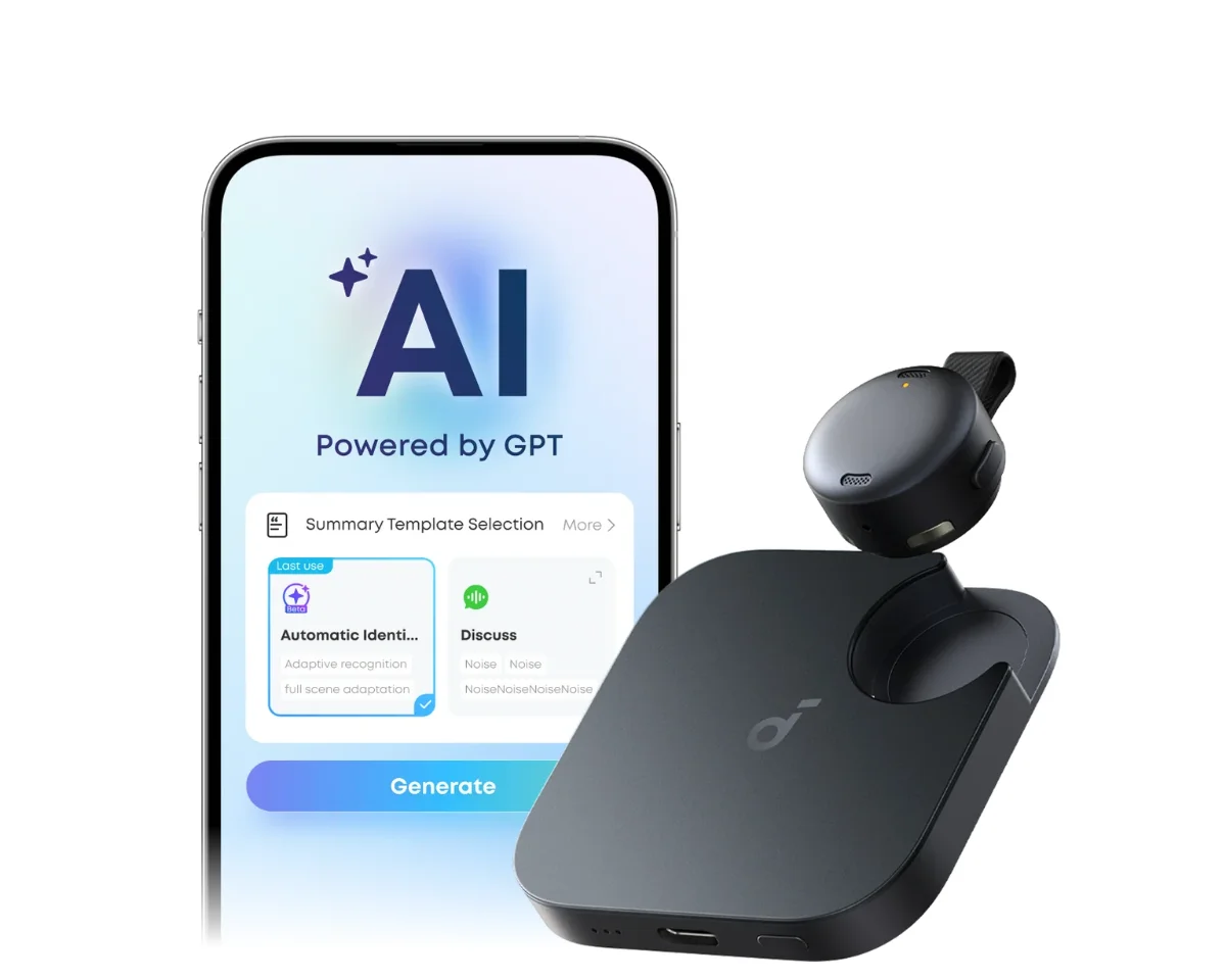 Enregistreur soundcore Work de la taille d’une pièce sur son étui de charge, à côté d’un téléphone affichant l’application
