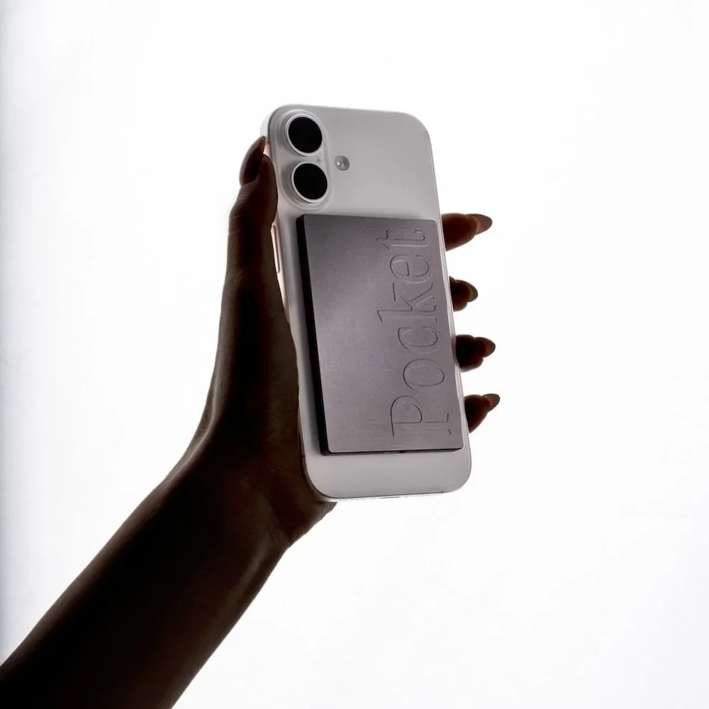 Enregistreur Pocket fixé au dos d’un téléphone tenu en main