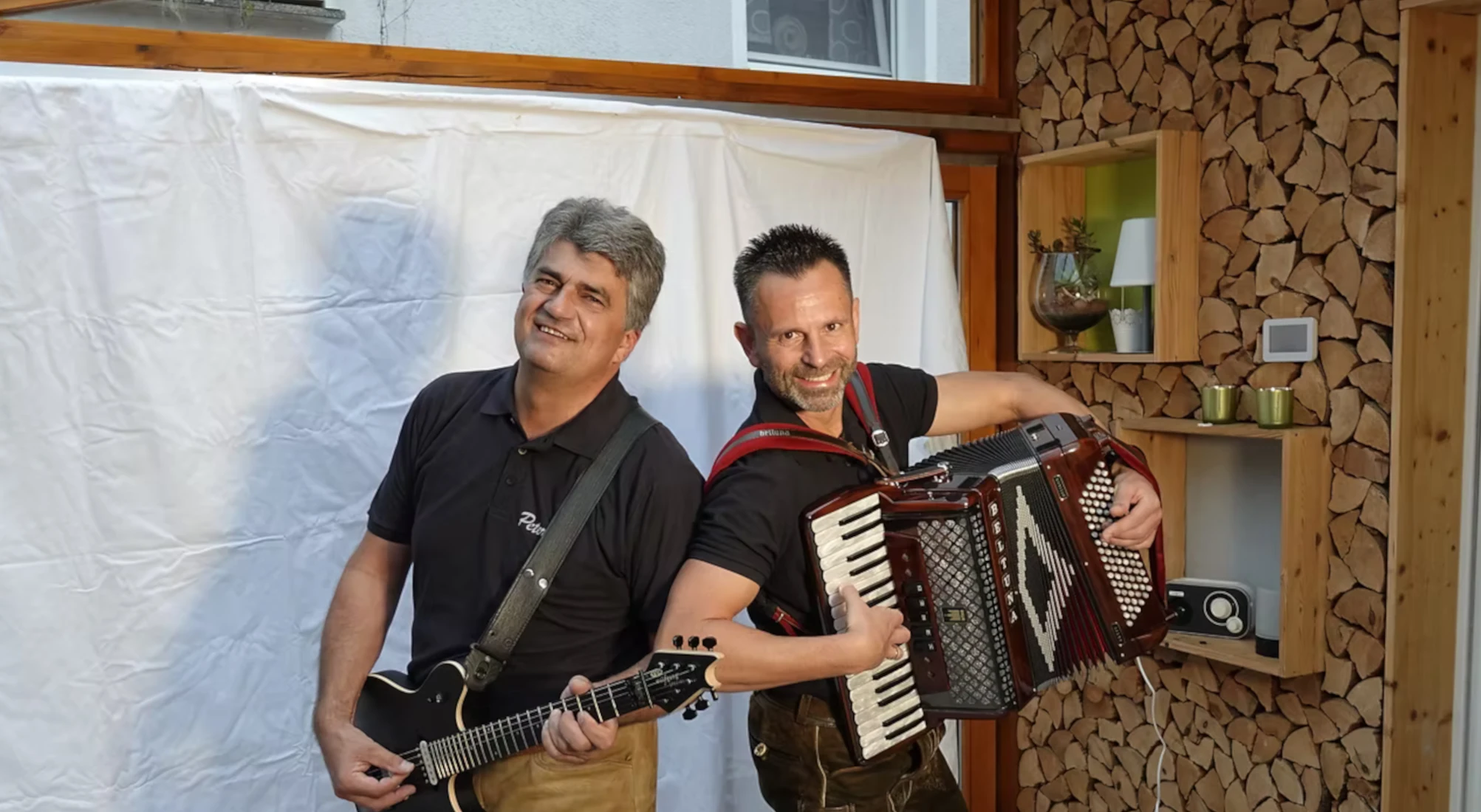 Das Duo Sommerwind – zwei Musiker mit Gitarre und Akkordeon beim Auftritt, bekannt für handgemachte Musik, Humor und gute Stimmung.