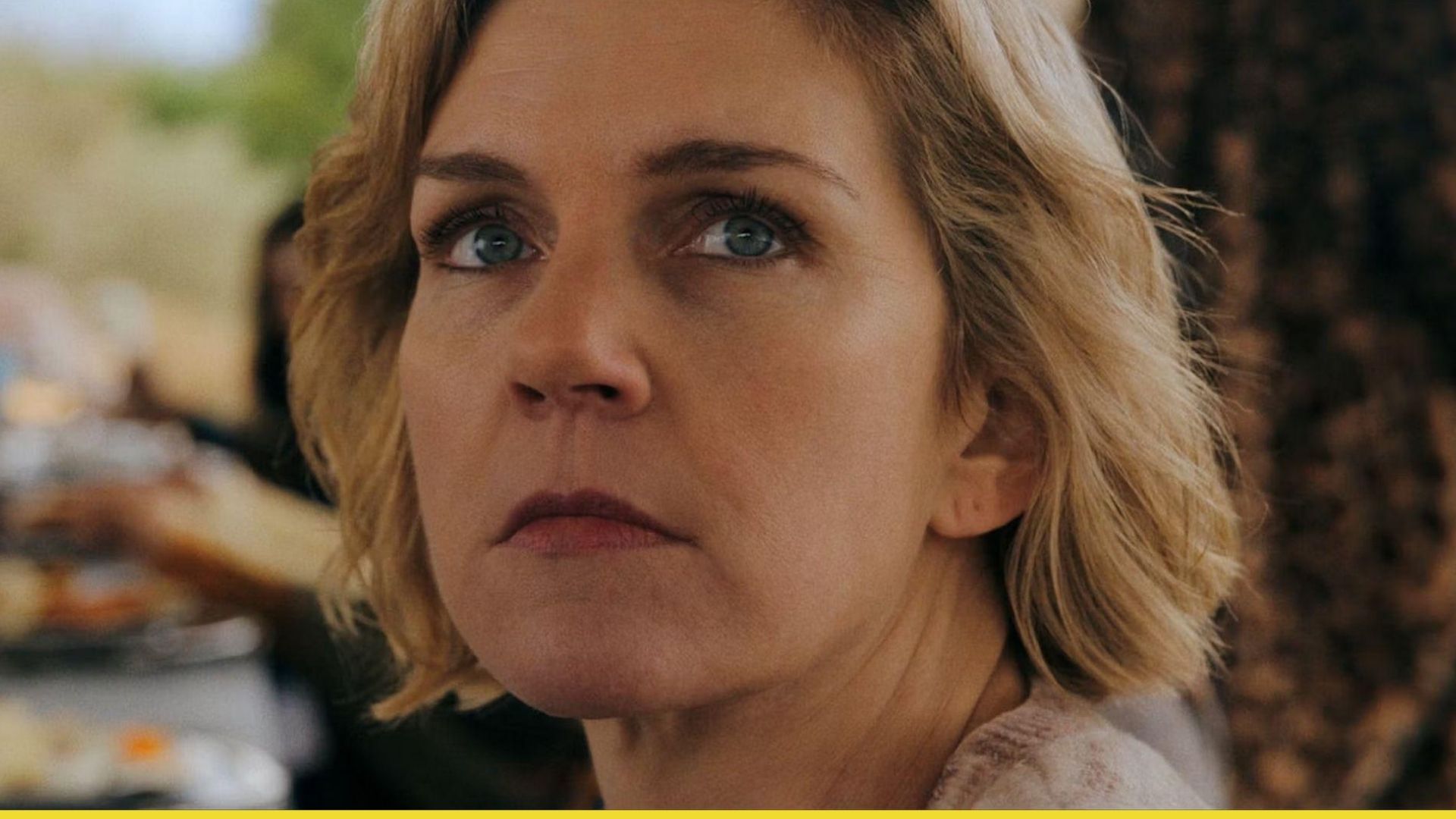 Carol Sturka karakteri diziden alınmış görsel kesitte gözleriyle yukarıya doğru bakıyor.