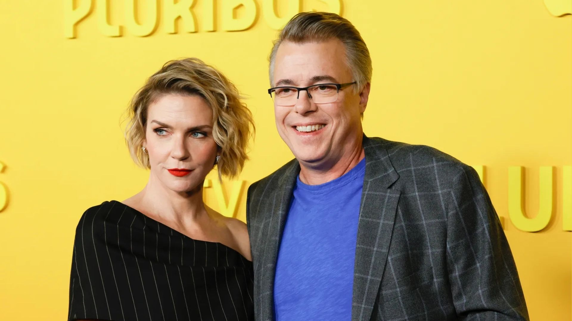 Fotoğrafta Rhea Seehorn ve Vince Gilligan gala gecesinde birlikte gözüküyor.