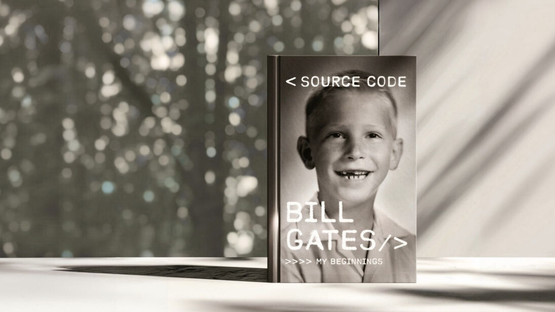 Görselde Gates'in otobiyografi kitabı bir cam önünde dururken gözüküyor.