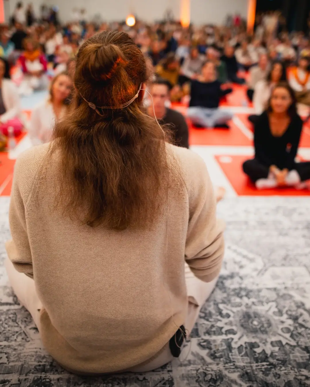 Teilnehmer der Breathwork Ausbildung stehen im Kreis