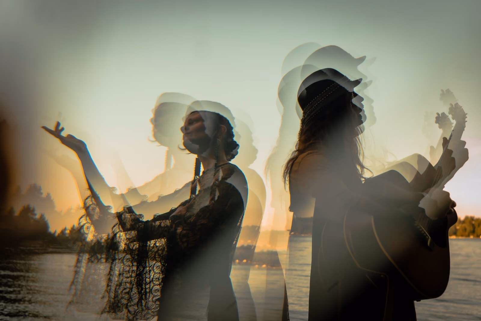 YAIMA: Pepper Proud und Masaru Higasa mit Gitarre im Abendlicht