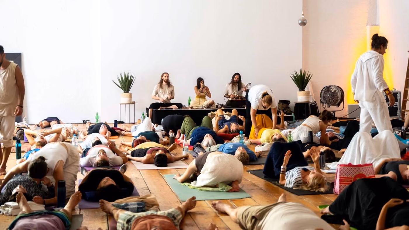 Teilnehmende liegen während der Breathwork Journey, YAIMA spielt live im Hintergrund