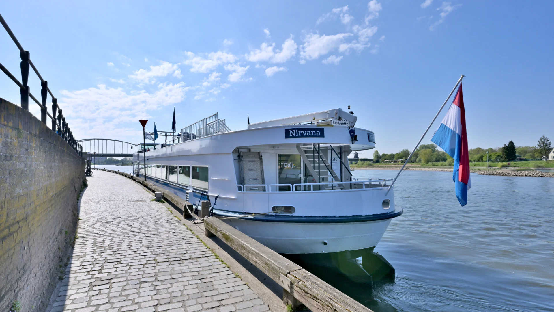 Foto's tonen de Nirvana, ons luxueuze partyschip waarop wij groepen van 60 tot 250 personen gastvrij kunnen onthalen.