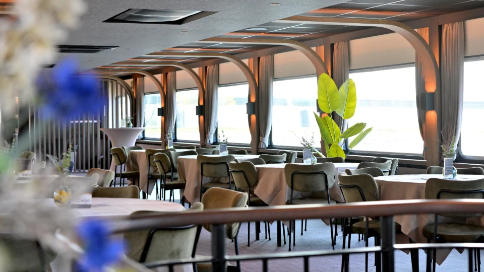 Foto's tonen de Nirvana, ons luxueuze partyschip waarop wij groepen van 60 tot 250 personen gastvrij kunnen onthalen.