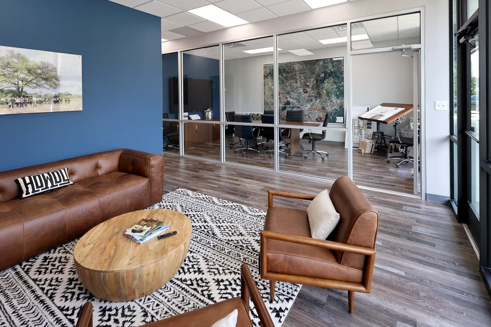 Newman Office: Lounge and glass-partitioned meeting space
