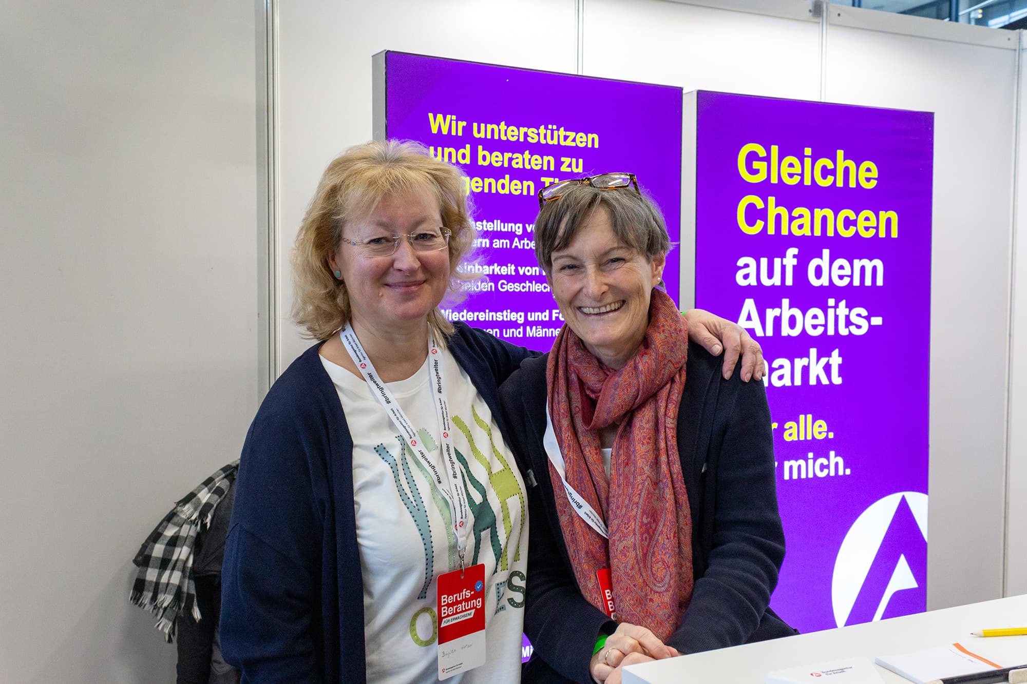 Zwei Frauen unterhalten sich auf dem Summit