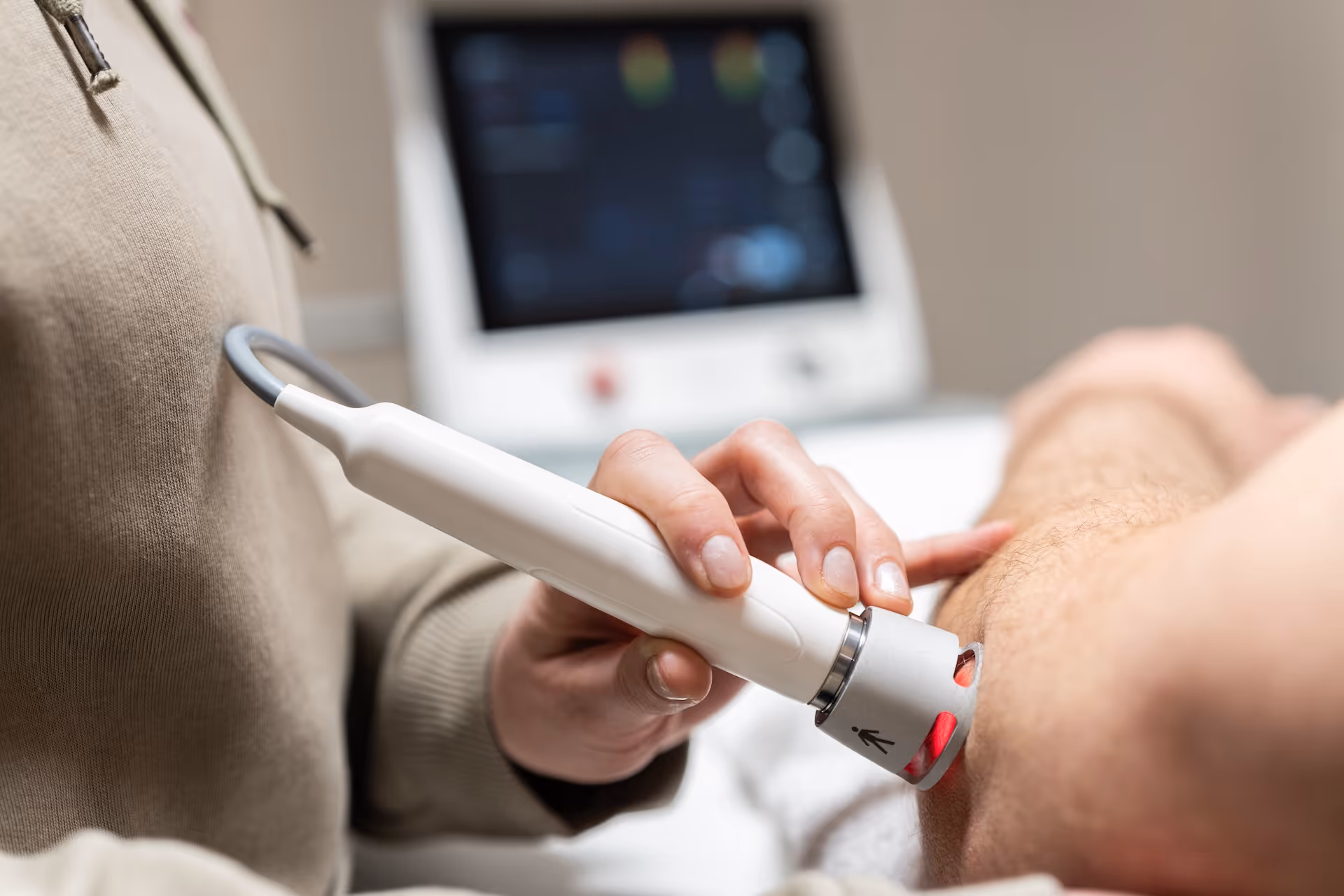 Abbildung einer Laser-Behandlung am Unterarm eines Patienten.