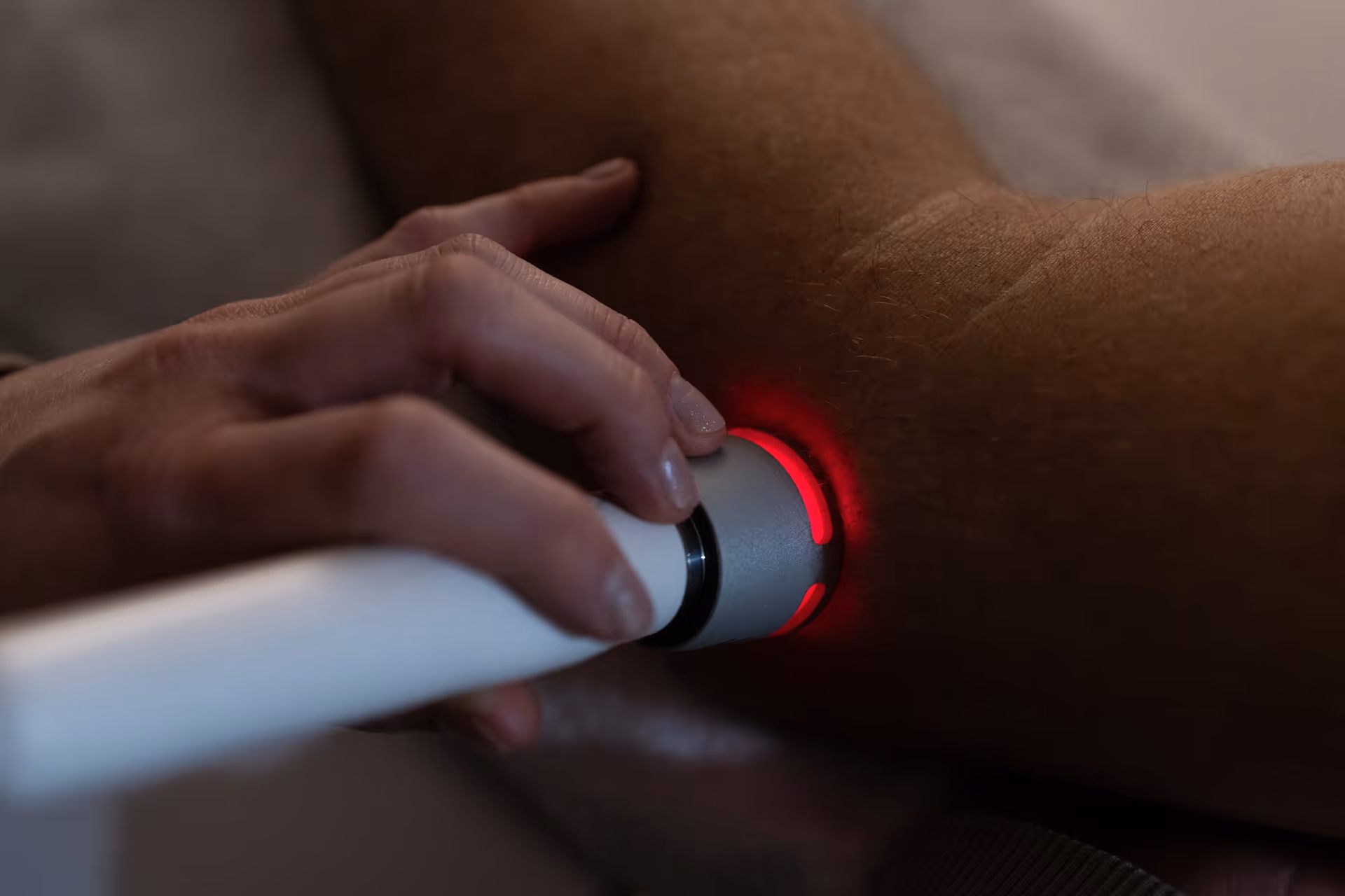 Abbildung eines Laser-Geräts zur Behandlung am Unterarm eines Patienten.