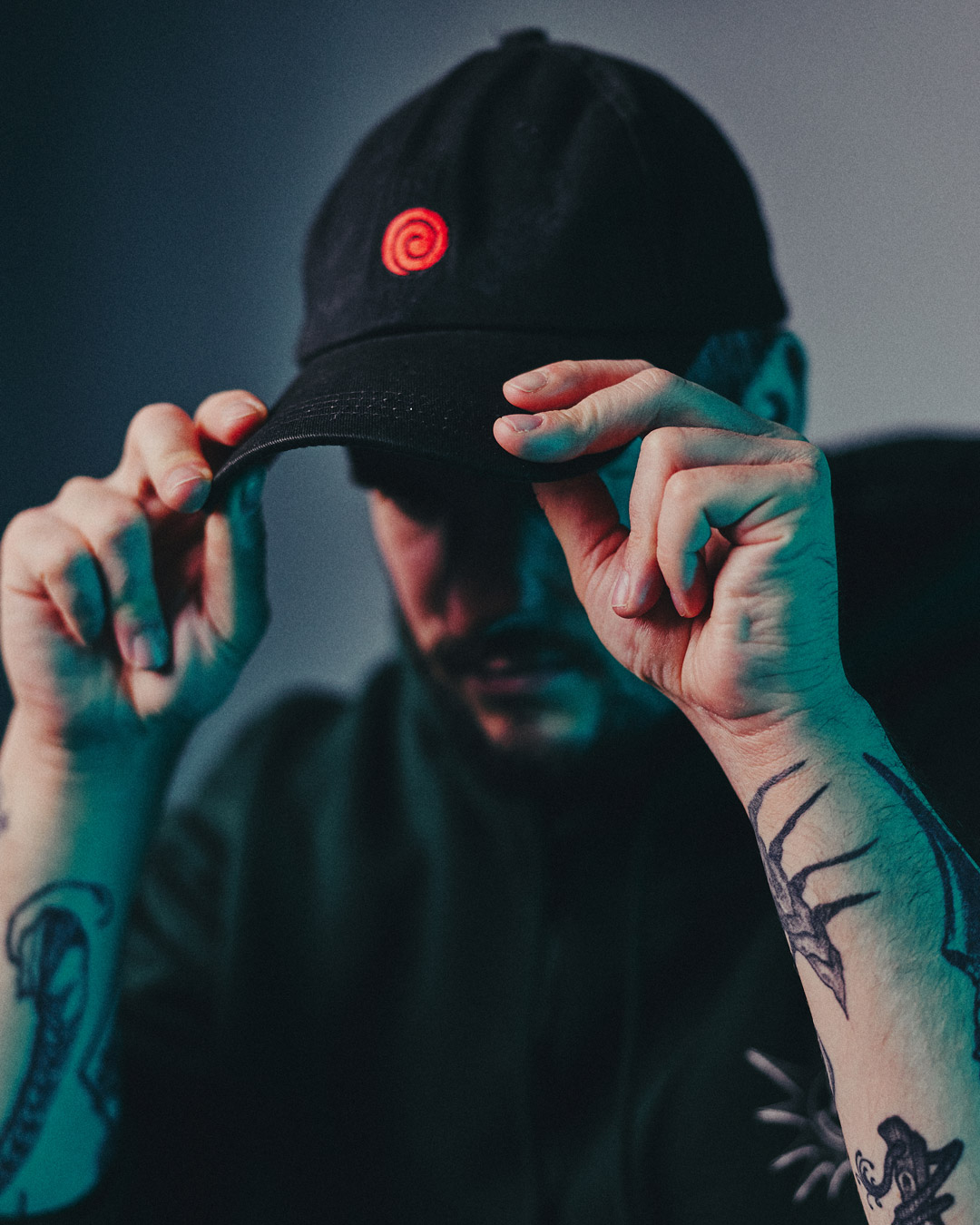 Romain aka Helium est un tatoueur apprenti au sein du Coffin Club à Lausanne qui officie dans un style blackwork/fantasy. Ses motifs préférés sont les crânes et il ne peut s'empêcher d'ajouter des yeux sur ses motifs. Ce professeur de dessin de formation te reçoit sur rendez-vous avec des prix cool!