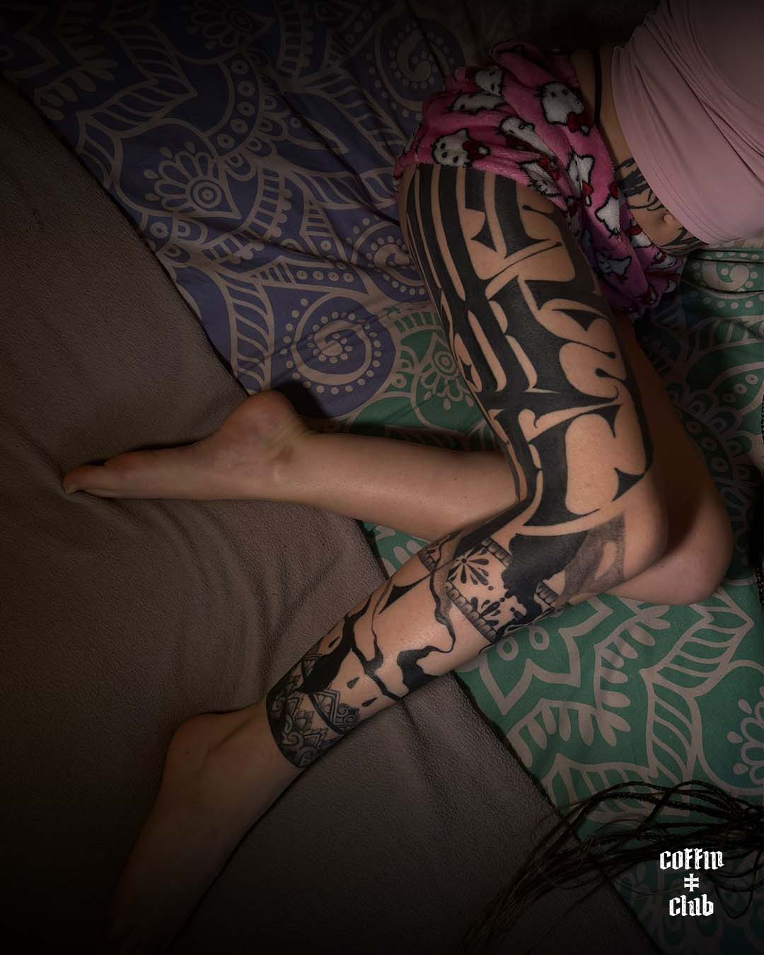 Asu, tatoueur ornemental au Coffin Club de Lausanne