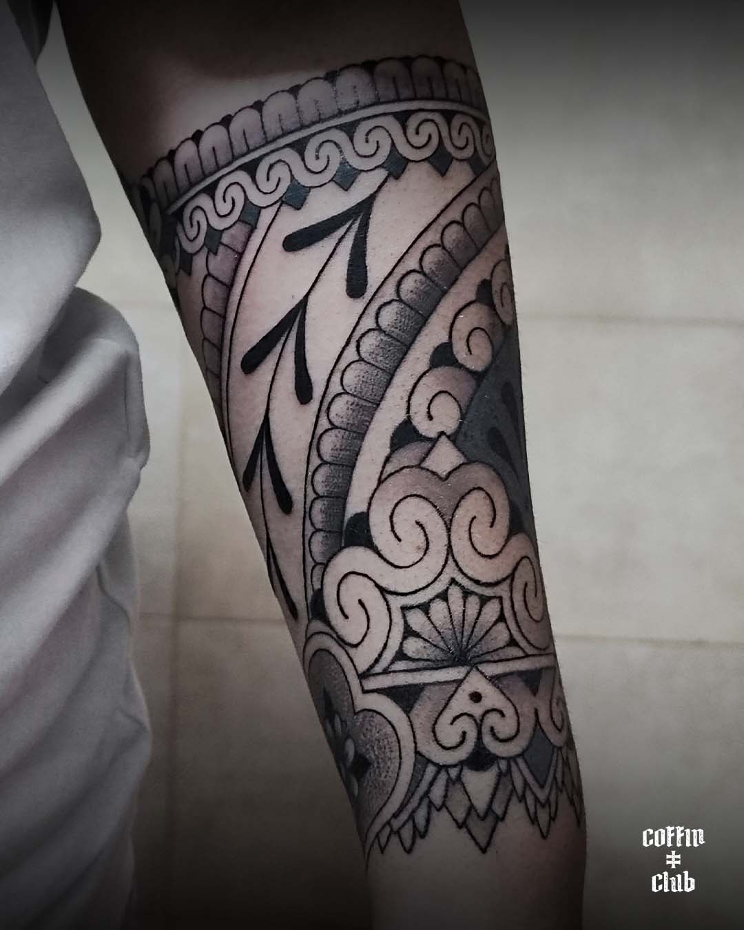 Asu, tatoueur ornemental au Coffin Club de Lausanne