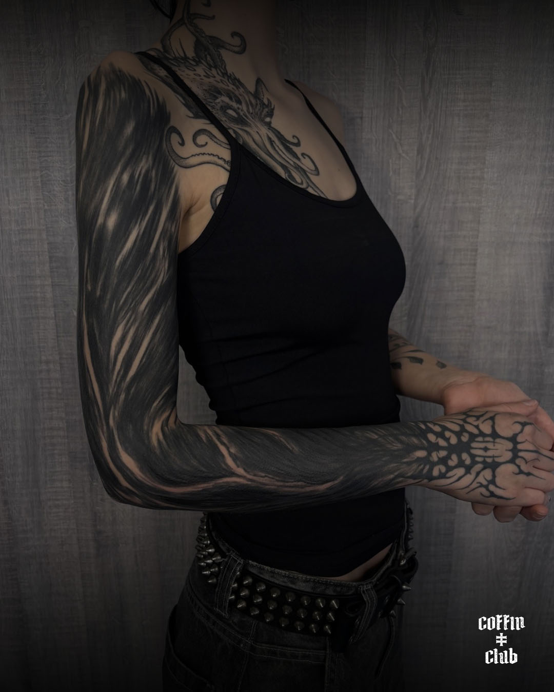 Psykart en guest au Coffin Club de Lausanne avec ses tattoos blackwork ornementaux.