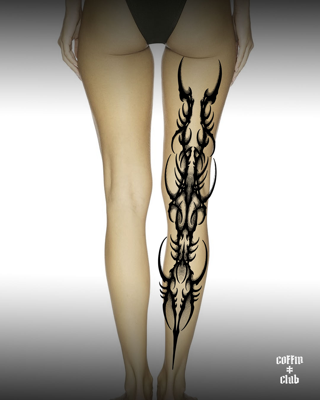 Psykart en guest au Coffin Club de Lausanne avec ses tattoos blackwork ornementaux.