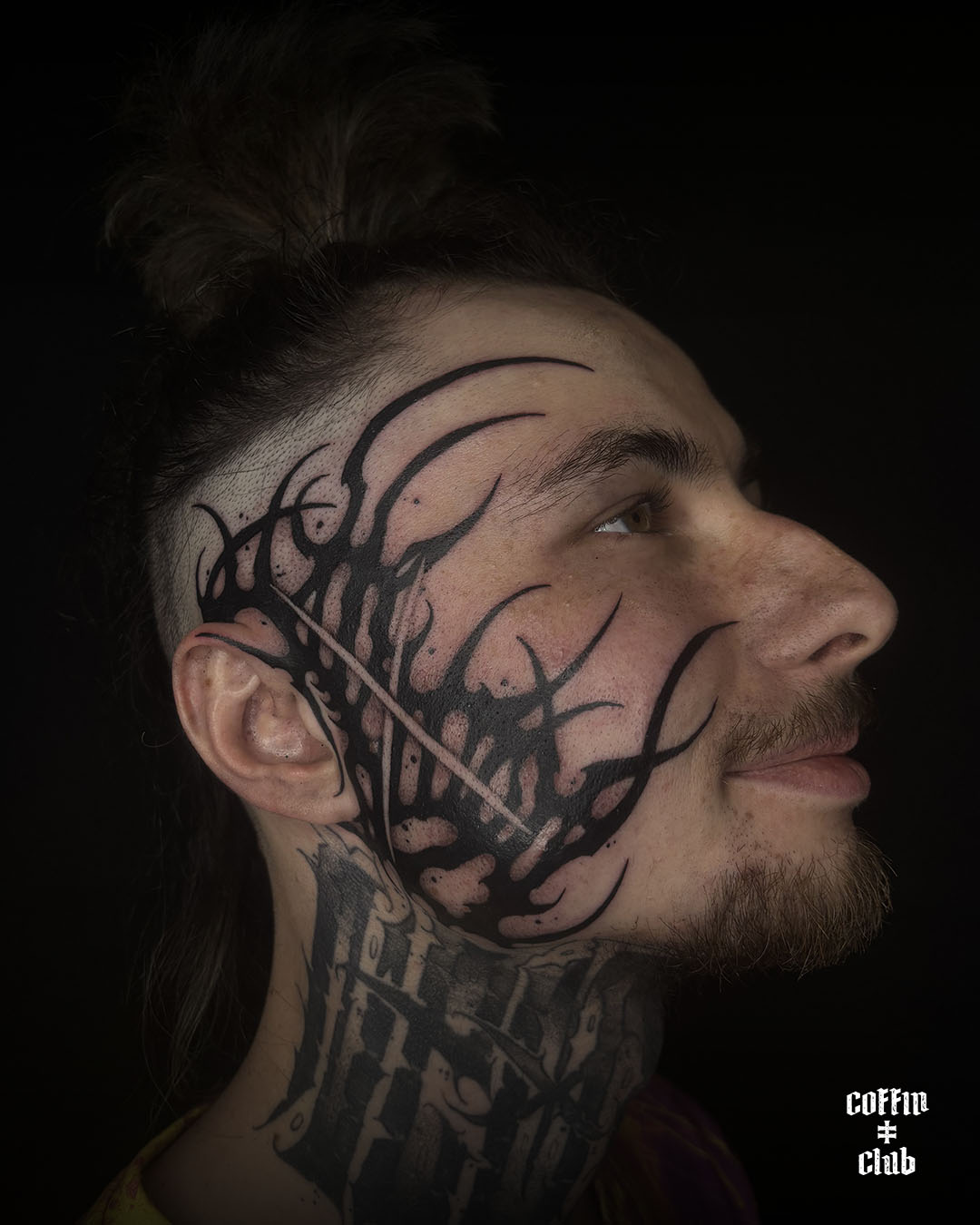 Psykart en guest au Coffin Club de Lausanne avec ses tattoos blackwork ornementaux.