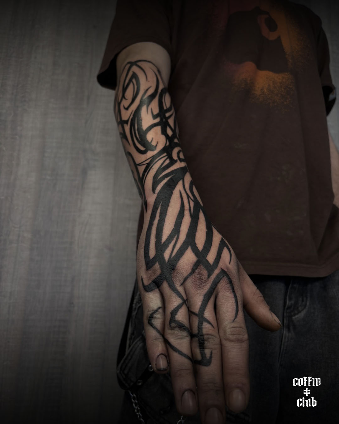 Psykart en guest au Coffin Club de Lausanne avec ses tattoos blackwork ornementaux.