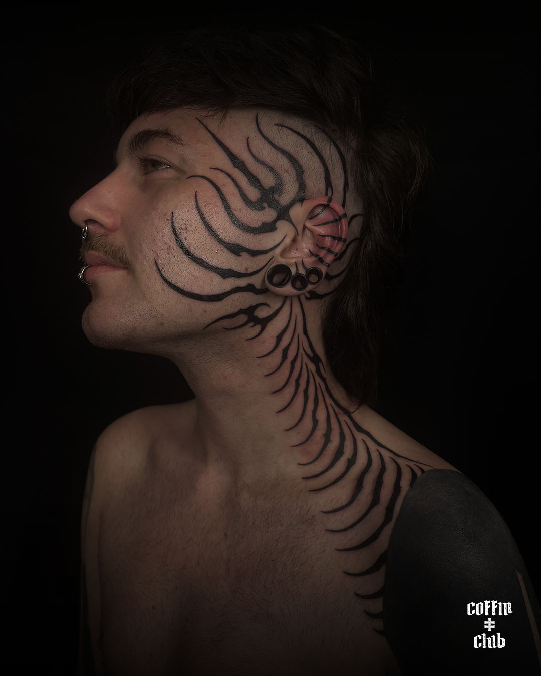 Psykart en guest au Coffin Club de Lausanne avec ses tattoos blackwork ornementaux.