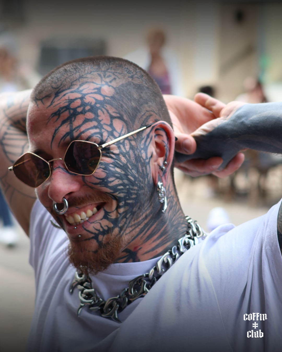 Psykart en guest au Coffin Club de Lausanne avec ses tattoos blackwork ornementaux.