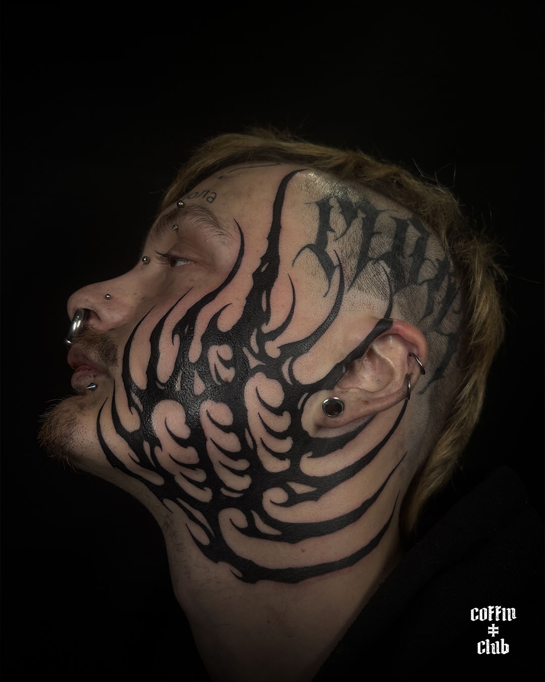 Psykart en guest au Coffin Club de Lausanne avec ses tattoos blackwork ornementaux.