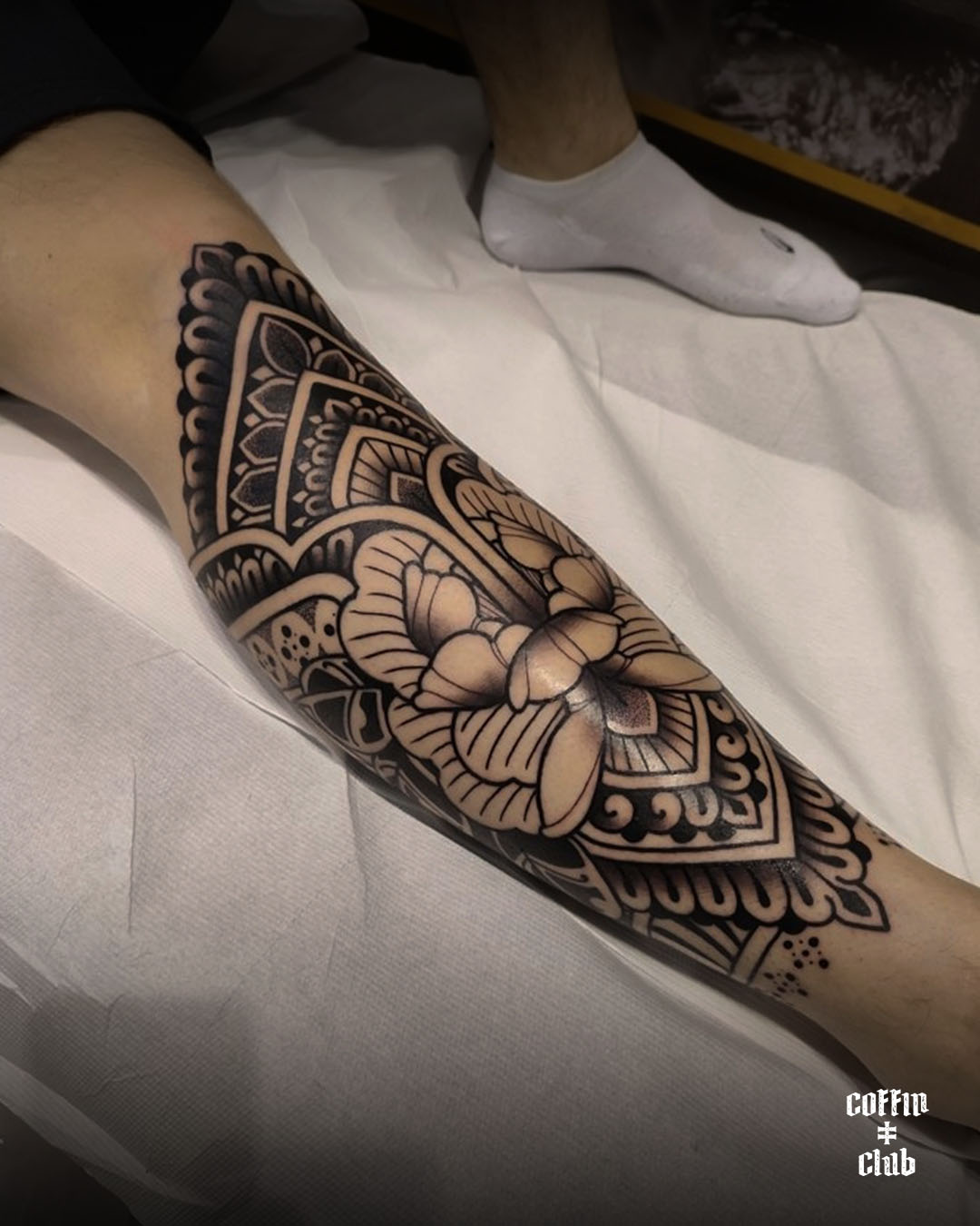 Le tatoueur ornemental, mandala et géométrique Lotus Noir au Coffin Club de Lausanne.